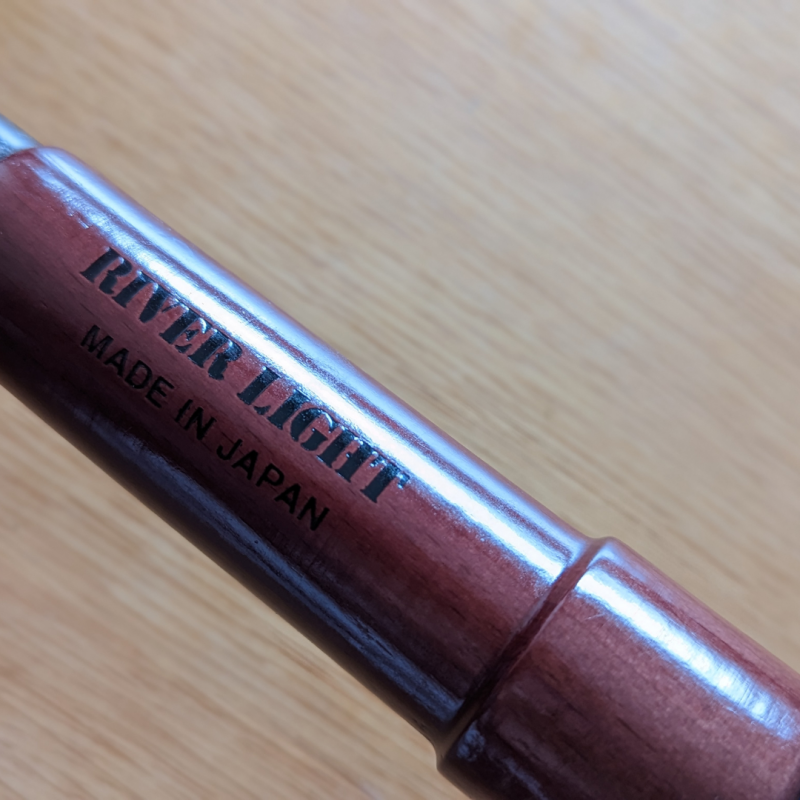 リバース極フライパンの木製ハンドル表面のアップ。

ハンドルの色は深い茶色の「ダーク」

表面には「RIVER LIGHT MADE IN JAPAN」の刻印がアルファベット大文字で施されている。
